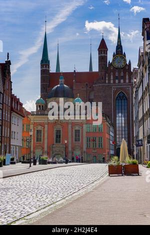 Danzig, Pologne - 2 septembre 2021 : vue sur la chapelle royale et la cathédrale Sainte-Marie dans le centre-ville historique de Gdansk Banque D'Images