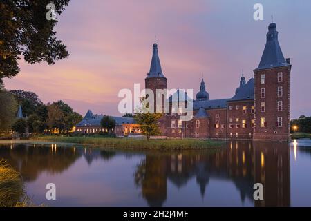 Le château de Hoensbroek est l'un des plus grands châteaux des pays-Bas.Il est situé à Hoensbroek, une ville de la province de Limbourg.Ce wat imposant Banque D'Images