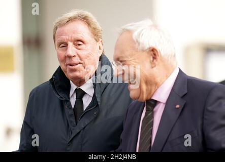 L'ancien directeur de Tottenham Hotspur Harry Redknapp (à gauche) et le présentateur de télévision Gary Newbon partent après les funérailles au crématorium de Chelmsford.L'ancien attaquant Jimmy Greaves est décédé à l'âge de 81 ans le 19 septembre.Il détient le record de 266 buts pour Tottenham Hotspur, 357 buts dans le football anglais de haut vol, et a marqué un record de six tours de chapeau pour l'Angleterre.Date de la photo: Vendredi 22 octobre 2021. Banque D'Images