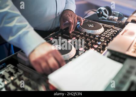 DJ bureau, homme mélange la musique au mariage, console de mixage Banque D'Images