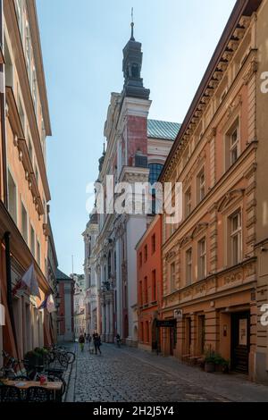 Poznan, Pologne - 8 septembre 2021 : rue pavestoen étroite à Poznan avec l'église Saint Stanislaus en arrière-plan Banque D'Images