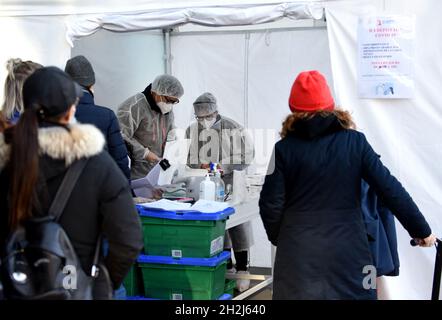 Paris (France) le 10 janvier 2021 : test PCR COVID-19 en face d'une pharmacie Banque D'Images