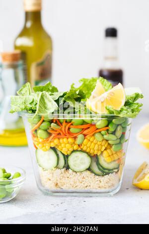 Boîte en verre avec salade de légumes frais.Préparation de recettes de repas sains.Plat végétalien sain dans un contenant en verre.Cuisine végétarienne.Plat à base de plantes Banque D'Images