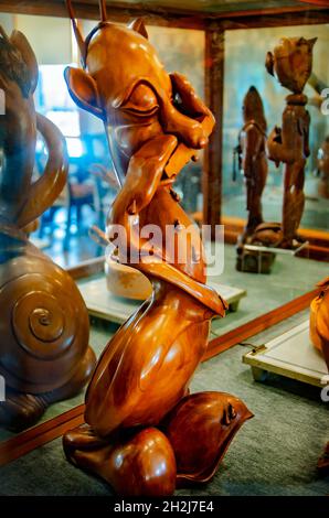 Des sculptures en bois de l'artiste Craig Sheldon sont exposées au Musée d'histoire de Fairhope, le 17 octobre 2020, à Fairhope, en Alabama. Banque D'Images