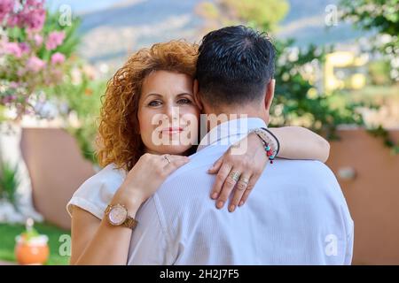 Portrait extérieur d'un beau couple heureux d'âge moyen Banque D'Images