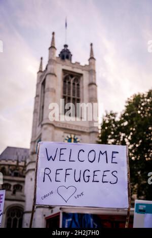 Accueil des réfugiés écriteau avec la tour de l'abbaye de Westminster en arrière-plan, rassemblement des réfugiés contre le nouveau projet de loi sur la nationalité et les frontières, Parliament Square, Londres, Royaume-Uni, 20/10/2021