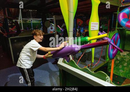 Master Blaster ball Blaster, stade de dynamitage au parc à thème familial Woodlands, Totnes, Devon, Angleterre, Royaume-Uni. Banque D'Images