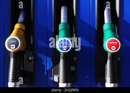 Paris, France.22 octobre 2021.Des pistolets à combustible sont vus dans une station-service à Paris, France, le 22 octobre 2021.Le Premier ministre français Jean Castex a annoncé jeudi soir une allocation spéciale d'inflation de 100 euros (116 dollars américains) pour les personnes ayant un revenu mensuel net inférieur à 2,000 euros.La France a connu une croissance rapide des prix de l'énergie au cours des derniers mois.Le prix du diesel a atteint 1.56 euros par litre en moyenne et 1.62 euros pour l'essence, les deux étant des prix records.Credit: Gao Jing/Xinhua/Alamy Live News Banque D'Images