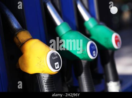 Paris, France.22 octobre 2021.Des pistolets à combustible sont vus dans une station-service à Paris, France, le 22 octobre 2021.Le Premier ministre français Jean Castex a annoncé jeudi soir une allocation spéciale d'inflation de 100 euros (116 dollars américains) pour les personnes ayant un revenu mensuel net inférieur à 2,000 euros.La France a connu une croissance rapide des prix de l'énergie au cours des derniers mois.Le prix du diesel a atteint 1.56 euros par litre en moyenne et 1.62 euros pour l'essence, les deux étant des prix records.Credit: Gao Jing/Xinhua/Alamy Live News Banque D'Images