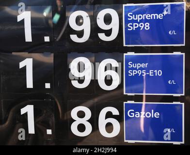 Paris, France.22 octobre 2021.Les prix de l'essence et du diesel sont indiqués sur un panneau à l'entrée d'une station-service à Paris, France, le 22 octobre 2021.Le Premier ministre français Jean Castex a annoncé jeudi soir une allocation spéciale d'inflation de 100 euros (116 dollars américains) pour les personnes ayant un revenu mensuel net inférieur à 2,000 euros.La France a connu une croissance rapide des prix de l'énergie au cours des derniers mois.Le prix du diesel a atteint 1.56 euros par litre en moyenne et 1.62 euros pour l'essence, les deux étant des prix records.Credit: Gao Jing/Xinhua/Alamy Live News Banque D'Images