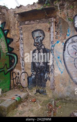 Graffiti sur des maisons et des lieux abandonnés à Lisbonne, Portugal - mars 2008 Banque D'Images