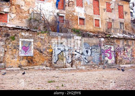 Graffiti sur des maisons et des lieux abandonnés à Lisbonne, Portugal - mars 2008 Banque D'Images