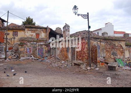 Graffiti sur des maisons et des lieux abandonnés à Lisbonne, Portugal - mars 2008 Banque D'Images