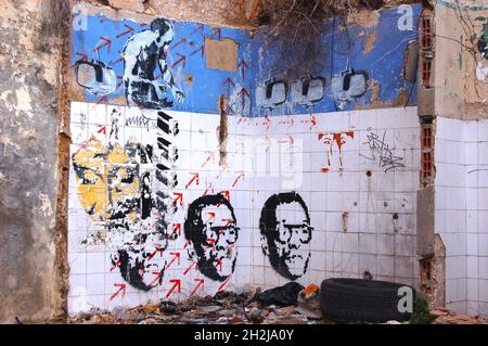 Graffiti sur des maisons et des lieux abandonnés à Lisbonne, Portugal - mars 2008 Banque D'Images