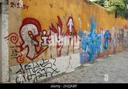 Graffiti sur des maisons et des lieux abandonnés à Lisbonne, Portugal - mars 2008 Banque D'Images