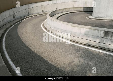 Rampe en spirale menant au parking souterrain Banque D'Images