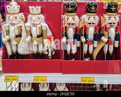 Noël boîte décorative casse-noisette sur les étagères de la boutique de jouets.De grandes figures de soldats en bois exposées dans des magasins hellénique Jumbo à Thessalonique, Grèce. Banque D'Images