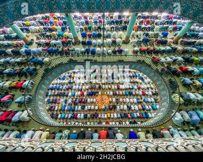 Dhaka, Bangladesh.22 octobre 2021.Vendredi, le service de prière musulman Jummah est revenu à la normale à la mosquée nationale Baitul Mukarram à Dhaka, au Bangladesh.Environ 10,000 à 15,000 personnes ont assisté à la mosquée pour leurs prières hebdomadaires.Certains fidèles portaient des masques, mais à part cela, le service semblait revenir à une routine pré-pandémique.(Credit image: © Mustasinur Rahman Alvi/ZUMA Press Wire) Banque D'Images