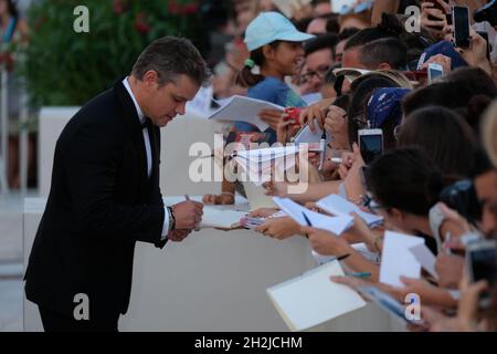 L'acteur Matt Damon signe des autographes lors d'un tapis rouge pour le film "Downsizing" au 74e Festival du film de Venise à Venise, Italie le 30 août 2017. Banque D'Images