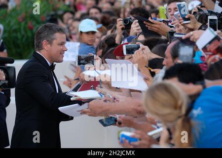 L'acteur Matt Damon signe des autographes lors d'un tapis rouge pour le film "Downsizing" au 74e Festival du film de Venise à Venise, Italie le 30 août 2017. Banque D'Images