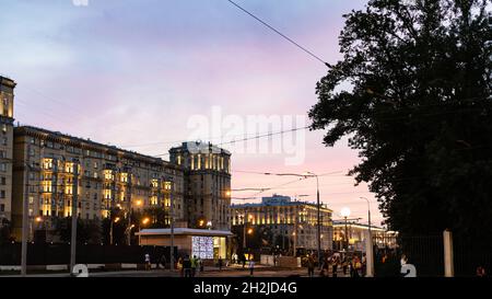 Moscou, Russie - 16 août 2021 : vue sur l'entrée de la station de métro Voykovskaya sur l'autoroute Leningradskoye depuis le côté de Zoya et Adeksandra Kosmode Banque D'Images