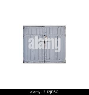 Ancienne porte de garage en bois verrouillée isolée sur fond blanc Banque D'Images