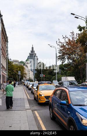 Moscou, Russie - 21 août 2021 : embouteillage sur Oruzheiny pereulor (voie d'armes) à Moscou dans la soirée d'été.La rue porte le nom de la colonie de Arm Banque D'Images