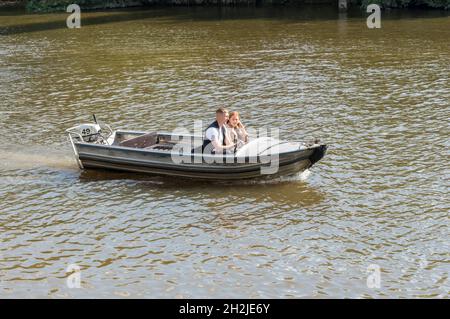 Couple en auto-drive bateau de plaisir à moteur sur la rivière Dee Chester 2021 Banque D'Images