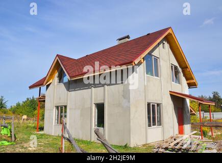 Nouveau toit de maison recouvert de carreaux de bitume.Bardeaux d'asphalte avantages du toitures.Construction de toiture et bâtiment avec façade extérieure.Installer, Banque D'Images