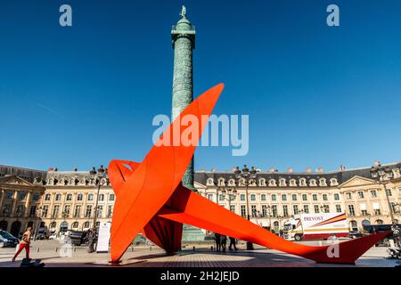 Paris, France.22 octobre 2021.Place Vendôme : Alexandre Calder avec son 'Flying Dragon' dans le cadre de la FIAC, la Foire internationale d'art contemporain française, à Paris, France, le 21 octobre 2021.La Foire internationale d'art contemporain (FIAC), qui a eu lieu pratiquement en mars à cause de Covid, revient dans la vie réelle et en ligne du 21 au 24 octobre, accompagnée de sa petite sœur dédiée à l'Asie, l'Asie maintenant.Photo de Denis Prezat/avenir Pictures/ABACAPRESS.COM crédit: Abaca Press/Alay Live News Banque D'Images