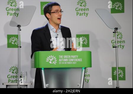 Birmingham, Royaume-Uni.22 octobre 2021.Récemment nommés, les dirigeants du Parti Vert d'Angleterre et du pays de Galles, Carla Denyer et Adrian Ramsay, ont ouvert la conférence annuelle du parti par un appel au gouvernement pour étendre les paiements de carburant d'hiver à tous les ménages en Grande-Bretagne.Ils demandent au gouvernement de fournir à chaque ménage d'Angleterre et du pays de Galles un supplément de 320 livres pour les aider à payer pour la hausse des coûts énergétiques et à éviter la pauvreté énergétique.G. P. Essex/Alay Live News Banque D'Images