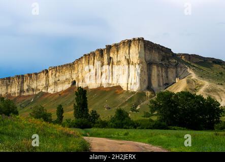 Photos de la péninsule d'automne de Crimée, roche blanche d'Ak-Kaya, quartier de Belogorsky, rivière Biyuk-Karasu, époque mousterienne,Les colonies de la sa Banque D'Images