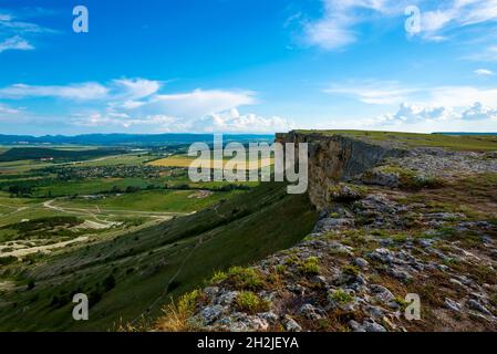 Photos de la péninsule d'automne de Crimée, roche blanche d'Ak-Kaya, quartier de Belogorsky, rivière Biyuk-Karasu, époque mousterienne,Les colonies de la sa Banque D'Images