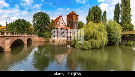 Front de mer de la rivière Pegnitz avec Weinstadel et Henkerhaus dans la vieille ville de Nuremberg, Bavière, Allemagne Banque D'Images