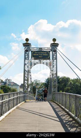 Queens Park suspension passerelle au-dessus de la rivière Dee Chester 2021 Banque D'Images