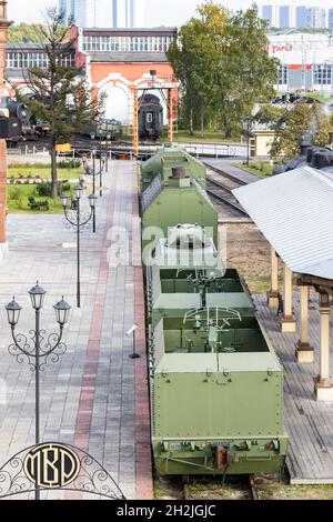 Moscou, Russie - 29 septembre 2021 : vue d'en haut du train blindé dans le musée complexe industriel de la locomotive à vapeur dépôt Musée sur le chemin de fer de Podsmokovnaya Banque D'Images