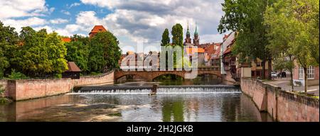 Panorama de l'église et pont sur la rivière Pegnitz dans la vieille ville de Nurnberg, est de la Bavière, Allemagne Banque D'Images