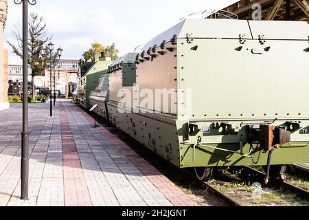 Moscou, Russie - 29 septembre 2021 : wagon blindé sur une plate-forme dans Museum Industrial Complex Steam Locomotive Depot Musée sur Podsmokovnaya railroa Banque D'Images