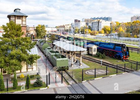 Moscou, Russie - 29 septembre 2021 : vue ci-dessus des trains de chemins de fer dans le complexe industriel Musée dépôt de locomotives à vapeur Musée sur le chemin de fer de Podmoskovnaya Banque D'Images