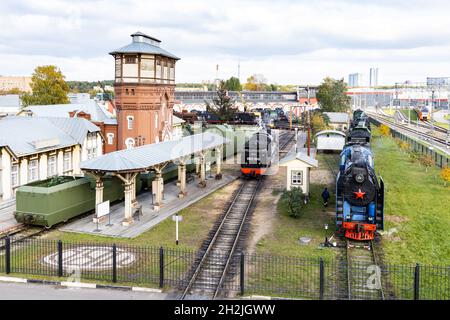 Moscou, Russie - 29 septembre 2021 : vue sur la maison, la tour d'eau et les trains de chemins de fer dans le complexe industriel Musée Mototive Locomotive Depot Museu Banque D'Images