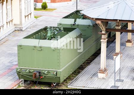 Moscou, Russie - 29 septembre 2021 : vue ci-dessus de la machine à canon dans le wagon blindé dans le musée Industrial Complex Steam Locomotive Depot Museum on PODM Banque D'Images