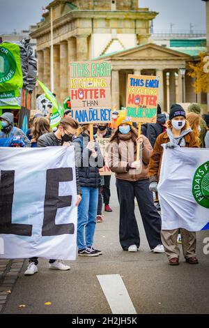 AM 22.Oktober 2021 versammelten sich mehrere zehntausend Menschen aus ganz Deutschland à Berlin, UM mit Fridays for future Druck auf die Koalitionsverhandler von SPD, Bündnis 90/Die Grünen und FDP auszuüben, damit diese die Wahlverspren in Sachen Klimaschutzen, Bünen und Zhingeren 5.Diese Woche Hat FFF eine liste an Forderungen an die neue Regierung vorgestellt.Die Demonstration musste auf Grund einer Unwetterwarnung vorzeitig beendet werden.* le 22 octobre 2021 multiple dix milliers de personnes de toute l'Allemagne ont rejoint un vendredi pour le futur pro Banque D'Images