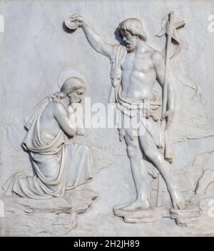 ROME, ITALIE - 28 AOÛT 2021 : le relief en marbre du Baptême du Christ dans l'église Sant Giacomo à Augusta par la Piazza Antonio 1926. Banque D'Images