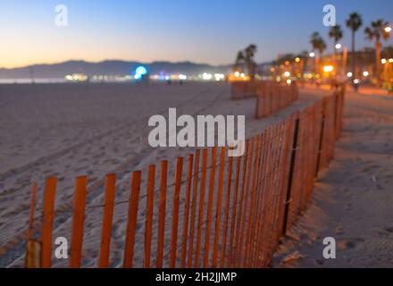 Un magnifique coucher de soleil d'hiver sur le front de mer pittoresque, Santa Monica CA Banque D'Images