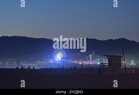 Un magnifique coucher de soleil d'hiver sur le front de mer pittoresque, Santa Monica CA Banque D'Images