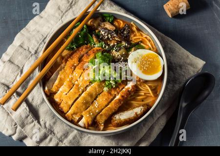 Poulet japonais maison Katsu Ramen avec scallions et œuf Banque D'Images