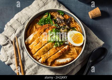 Poulet japonais maison Katsu Ramen avec scallions et œuf Banque D'Images
