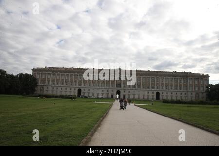 Caserta, Italie.17 octobre 2021.Le palais royal Reggai di Caserta avec parc situé à Caserta.Commandée au XVIIIe siècle par Charles de Bourbon, roi de Naples et de Sicile, sur la base d'un projet de Luigi Vanvitelli, elle occupe une superficie de 47,000 m² et, avec plus de 1,000,000 m³, est la plus grande résidence royale du monde en volume.En 1997, elle a été déclarée site du patrimoine mondial par l'UNESCO.(Photo de Salvatore Esposito/Pacific Press) crédit: Pacific Press Media production Corp./Alay Live News Banque D'Images