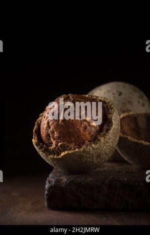 pomme de bois, également connue sous le nom de pomme d'éléphant, fruit populaire en asie du sud isolé sur un fond sombre, dark moody concept, vue rapprochée Banque D'Images