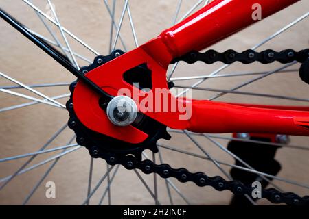 une vue rapprochée de l'équipement, de la chaîne et de la structure des rayons de vélo rouges Banque D'Images